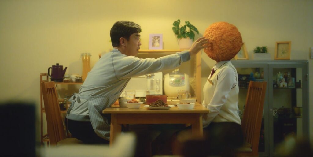 "Chicken Nugget" kdrama, funny scene of the dad in disbelief that his only daughter has turned into a round chicken nugget